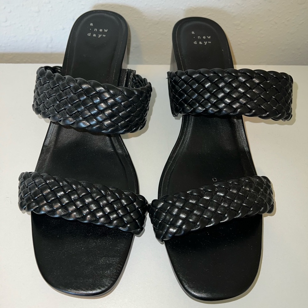 SIZE 12 BLACK 2.5 INCH HEELS
A NEW DAY (TARGET)
ONLY WORN INDOORS ONCE